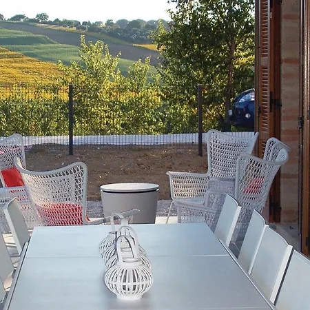 Five-bedroom Holiday In Montemarciano *
