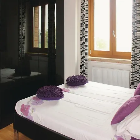 Five-bedroom Holiday In Montemarciano