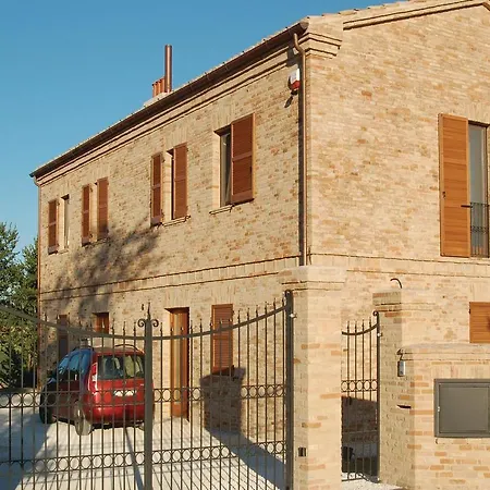 Five-bedroom Holiday In Montemarciano