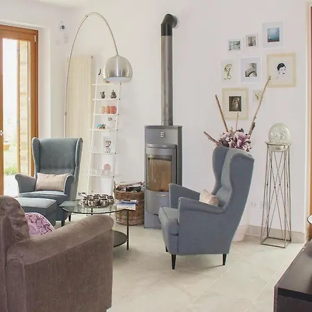 Five-bedroom Holiday In Montemarciano