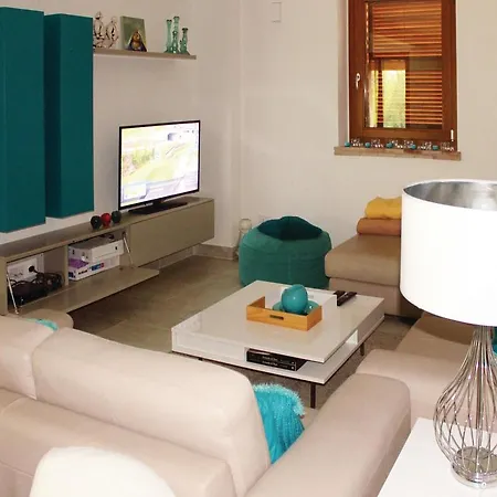 Five-bedroom Holiday In Montemarciano
